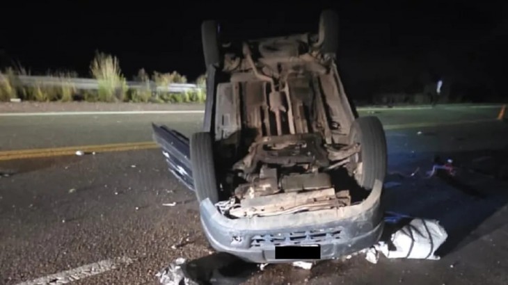 Un hombre salió despedido, tras un terrible vuelco en la ruta 7