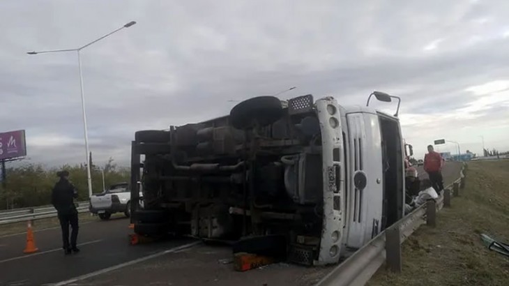 Vuelco de un camión en el Acceso Sur generó fuertes demoras en el tránsito