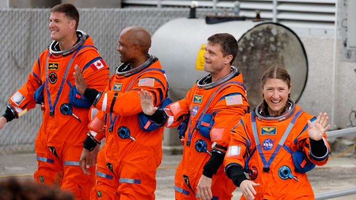 Artemis II: los astronautas saludaron antes de iniciar el traslado hacia el cohete