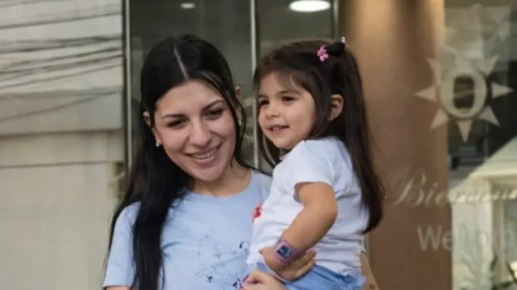 Tras una larga disputa judicial: Cazzu obtiene la visa de su hija con Nodal para poder salir del país