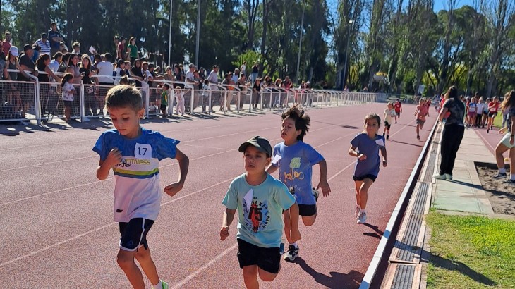 El Mini Atletismo reunió a más de 200 chicos en el Polideportivo 1