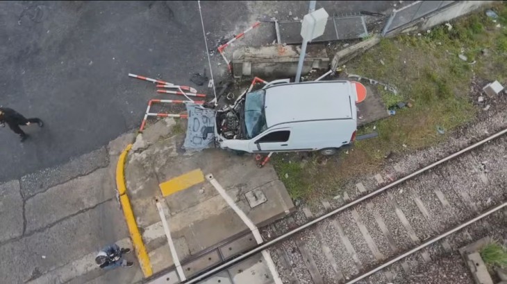 Un tren de la línea Sarmiento chocó con una camioneta que cruzó con la barrera baja