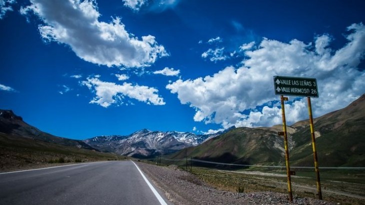 Choque en alta montaña: una camioneta impactó contra un vacuno en Ruta 222 y generó importantes daños