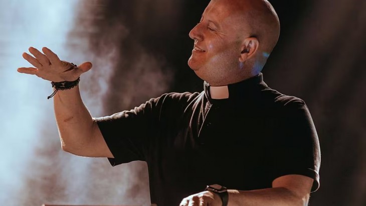 El "cura DJ" llega a Mendoza: fe, electrónica y un mensaje de unidad