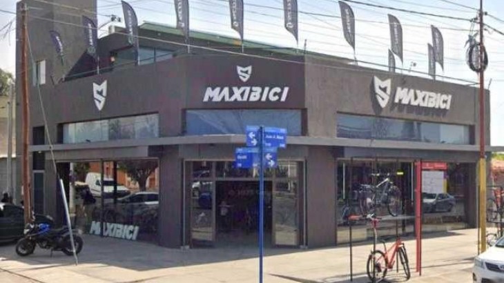 Delincuentes forzaron un comercio de bicicletas en Maipú y escaparon con varios elementos