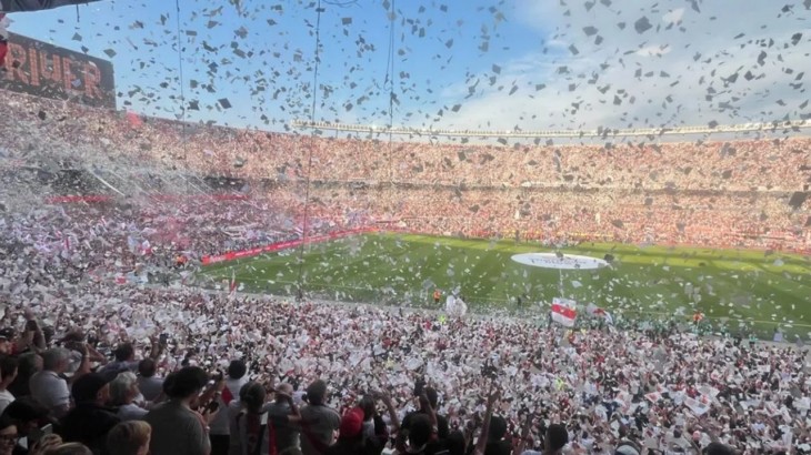 Prohíben los papelitos en estadios porteños tras el incendio en el Superclásico