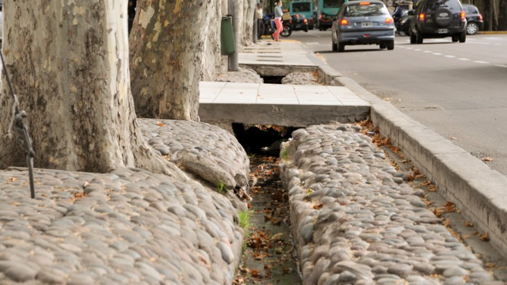 Avanza en Maipú una ordenanza para sancionar residuos en canales y acequias