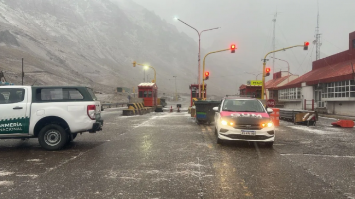 Paso Pehuenche CERRADO por hielo en la calzada, evalúan reabrirlo