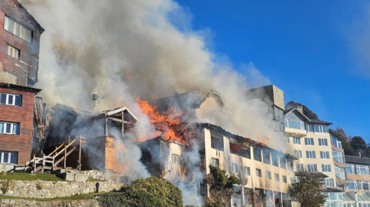 Feroz incendio en un histórico hotel turístico de Bariloche