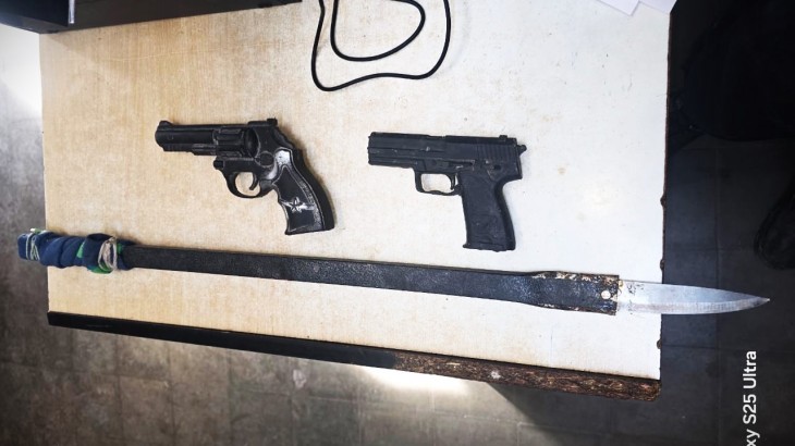 Dos hombres fueron aprehendidos en un descampado de Maipú con armas blancas y réplicas de pistolas